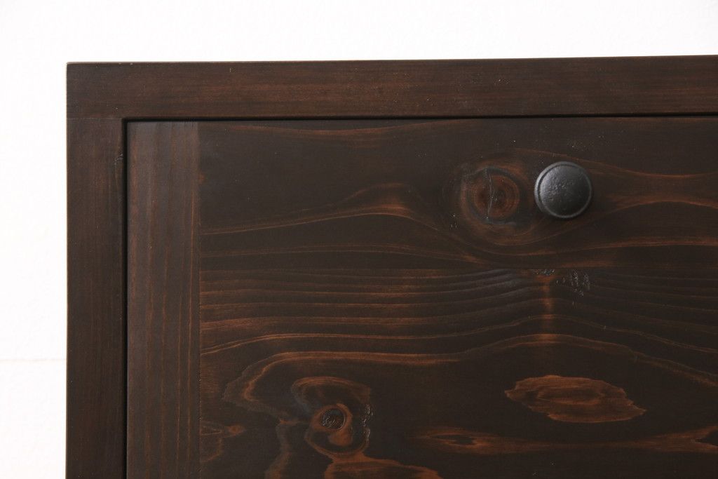 収納棚を新規製作!扉は全てフラップダウン式に。自然な茶色で着色仕上げ。(収納棚、戸棚)