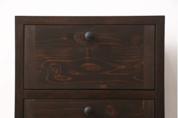 収納棚を新規製作!扉は全てフラップダウン式に。自然な茶色で着色仕上げ。(収納棚、戸棚)