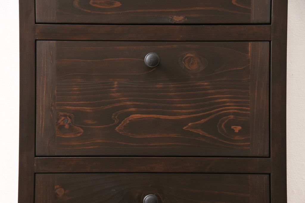 収納棚を新規製作!扉は全てフラップダウン式に。自然な茶色で着色仕上げ。(収納棚、戸棚)