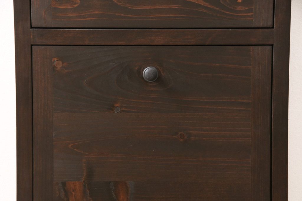 収納棚を新規製作!扉は全てフラップダウン式に。自然な茶色で着色仕上げ。(収納棚、戸棚)