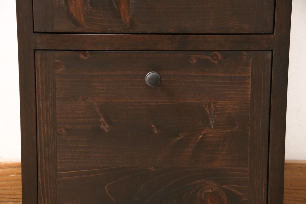 収納棚を新規製作!扉は全てフラップダウン式に。自然な茶色で着色仕上げ。(収納棚、戸棚)