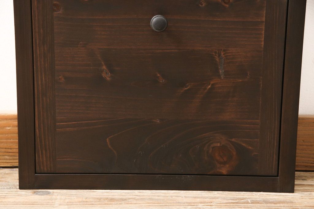 収納棚を新規製作!扉は全てフラップダウン式に。自然な茶色で着色仕上げ。(収納棚、戸棚)