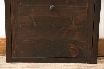 収納棚を新規製作!扉は全てフラップダウン式に。自然な茶色で着色仕上げ。(収納棚、戸棚)