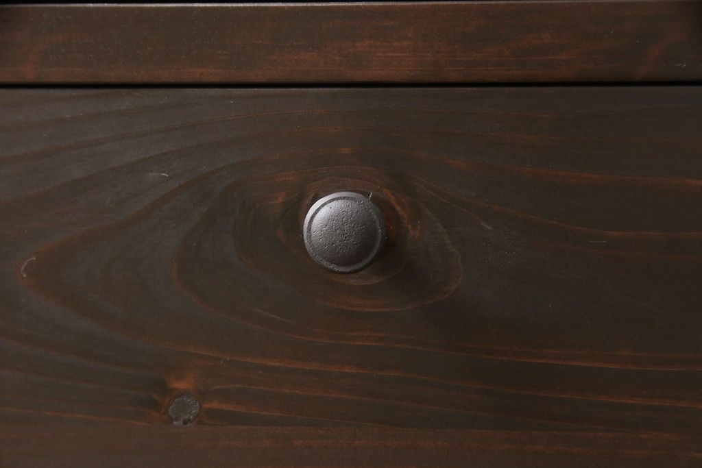 収納棚を新規製作!扉は全てフラップダウン式に。自然な茶色で着色仕上げ。(収納棚、戸棚)