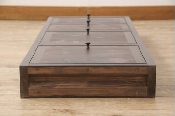 収納棚を新規製作!扉は全てフラップダウン式に。自然な茶色で着色仕上げ。(収納棚、戸棚)