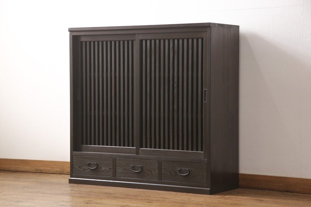 サイドボードを新規製作!内部は棚板2枚を取り付け、引き出しはアンティークの取っ手を使用。全体を濃い茶色で着色仕上げ。(戸棚、収納棚、キャビネット)