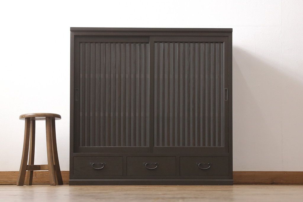 サイドボードを新規製作!内部は棚板2枚を取り付け、引き出しはアンティークの取っ手を使用。全体を濃い茶色で着色仕上げ。(戸棚、収納棚、キャビネット)