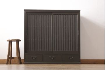 サイドボードを新規製作!内部は棚板2枚を取り付け、引き出しはアンティークの取っ手を使用。全体を濃い茶色で着色仕上げ。(戸棚、収納棚、キャビネット)