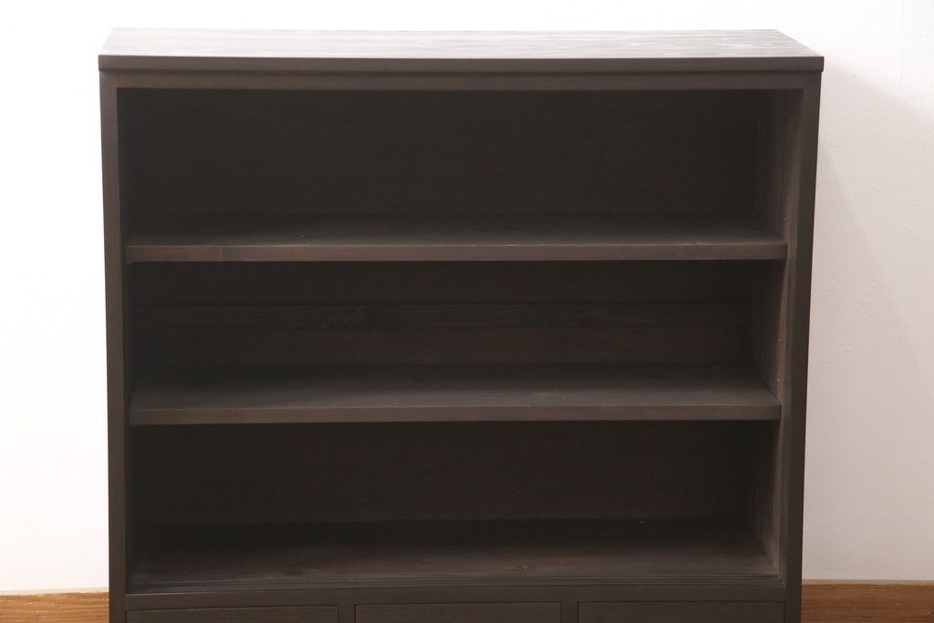 サイドボードを新規製作!内部は棚板2枚を取り付け、引き出しはアンティークの取っ手を使用。全体を濃い茶色で着色仕上げ。(戸棚、収納棚、キャビネット)