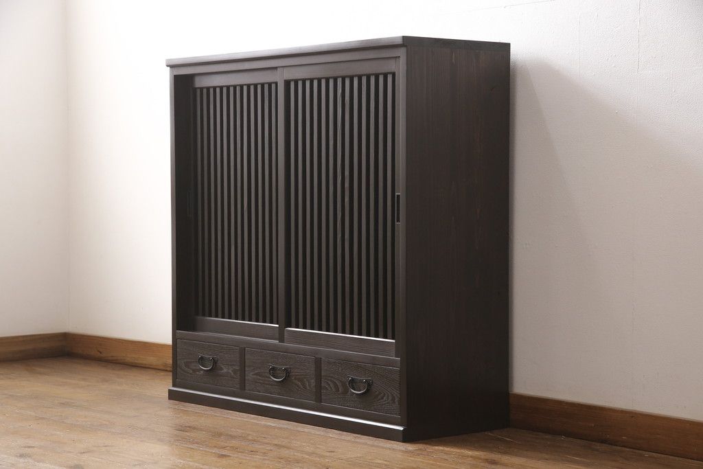 サイドボードを新規製作!内部は棚板2枚を取り付け、引き出しはアンティークの取っ手を使用。全体を濃い茶色で着色仕上げ。(戸棚、収納棚、キャビネット)