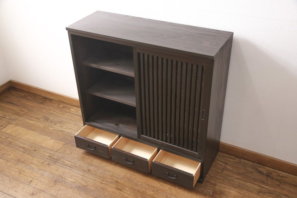 サイドボードを新規製作!内部は棚板2枚を取り付け、引き出しはアンティークの取っ手を使用。全体を濃い茶色で着色仕上げ。(戸棚、収納棚、キャビネット)