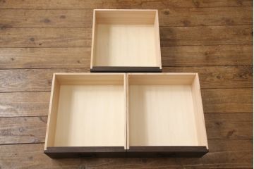 サイドボードを新規製作!内部は棚板2枚を取り付け、引き出しはアンティークの取っ手を使用。全体を濃い茶色で着色仕上げ。(戸棚、収納棚、キャビネット)