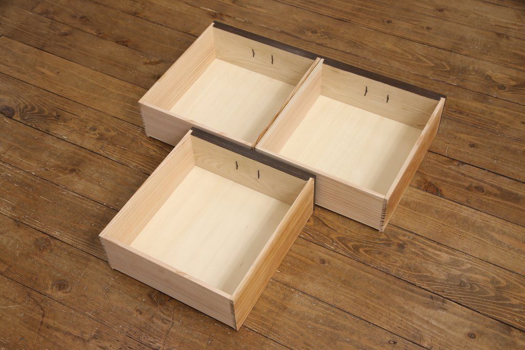 サイドボードを新規製作!内部は棚板2枚を取り付け、引き出しはアンティークの取っ手を使用。全体を濃い茶色で着色仕上げ。(戸棚、収納棚、キャビネット)