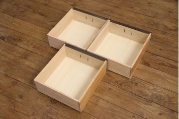 サイドボードを新規製作!内部は棚板2枚を取り付け、引き出しはアンティークの取っ手を使用。全体を濃い茶色で着色仕上げ。(戸棚、収納棚、キャビネット)