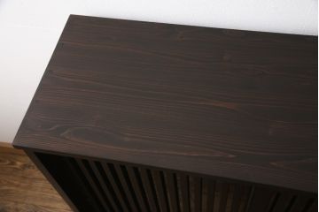 サイドボードを新規製作!内部は棚板2枚を取り付け、引き出しはアンティークの取っ手を使用。全体を濃い茶色で着色仕上げ。(戸棚、収納棚、キャビネット)