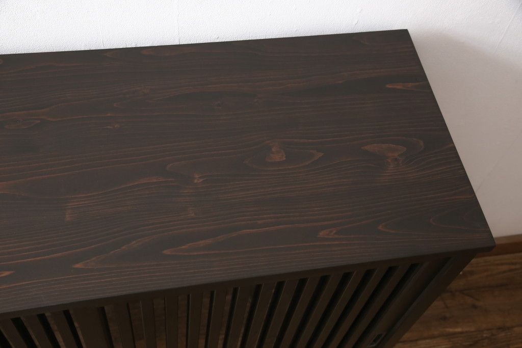 サイドボードを新規製作!内部は棚板2枚を取り付け、引き出しはアンティークの取っ手を使用。全体を濃い茶色で着色仕上げ。(戸棚、収納棚、キャビネット)