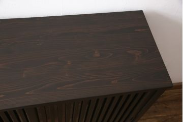 サイドボードを新規製作!内部は棚板2枚を取り付け、引き出しはアンティークの取っ手を使用。全体を濃い茶色で着色仕上げ。(戸棚、収納棚、キャビネット)