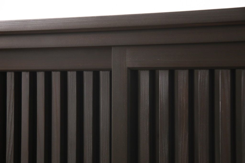 サイドボードを新規製作!内部は棚板2枚を取り付け、引き出しはアンティークの取っ手を使用。全体を濃い茶色で着色仕上げ。(戸棚、収納棚、キャビネット)