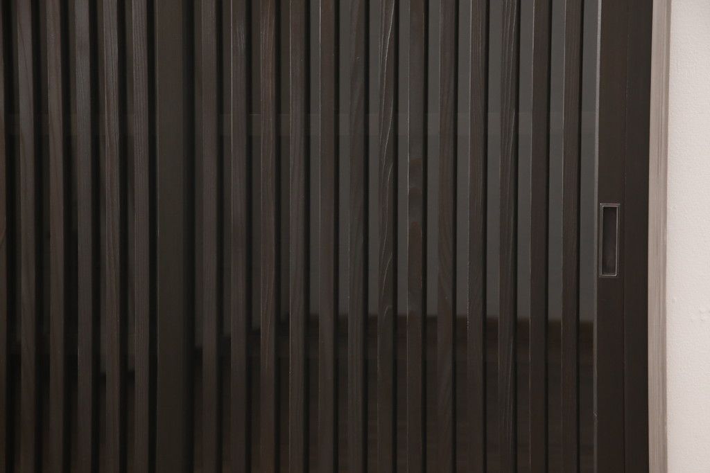 サイドボードを新規製作!内部は棚板2枚を取り付け、引き出しはアンティークの取っ手を使用。全体を濃い茶色で着色仕上げ。(戸棚、収納棚、キャビネット)