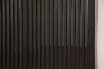 サイドボードを新規製作!内部は棚板2枚を取り付け、引き出しはアンティークの取っ手を使用。全体を濃い茶色で着色仕上げ。(戸棚、収納棚、キャビネット)