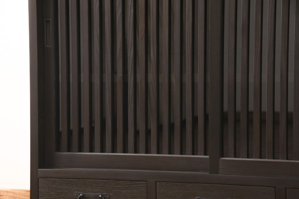 サイドボードを新規製作!内部は棚板2枚を取り付け、引き出しはアンティークの取っ手を使用。全体を濃い茶色で着色仕上げ。(戸棚、収納棚、キャビネット)