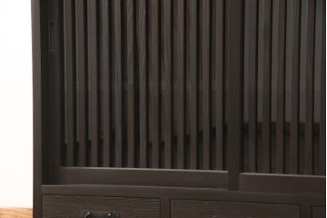 サイドボードを新規製作!内部は棚板2枚を取り付け、引き出しはアンティークの取っ手を使用。全体を濃い茶色で着色仕上げ。(戸棚、収納棚、キャビネット)