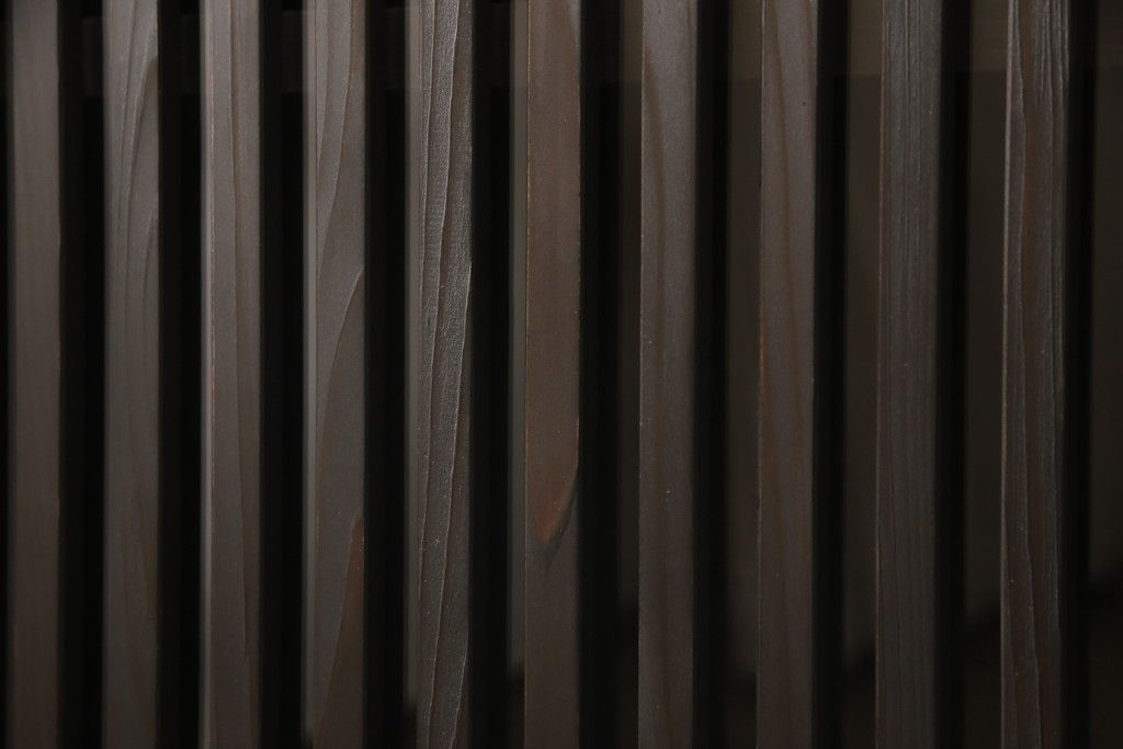 サイドボードを新規製作!内部は棚板2枚を取り付け、引き出しはアンティークの取っ手を使用。全体を濃い茶色で着色仕上げ。(戸棚、収納棚、キャビネット)