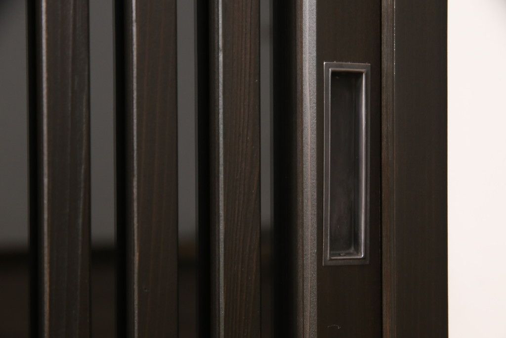 サイドボードを新規製作!内部は棚板2枚を取り付け、引き出しはアンティークの取っ手を使用。全体を濃い茶色で着色仕上げ。(戸棚、収納棚、キャビネット)