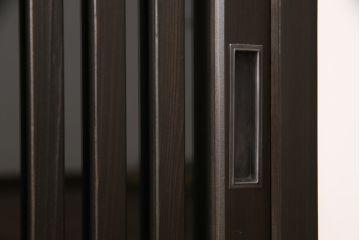 サイドボードを新規製作!内部は棚板2枚を取り付け、引き出しはアンティークの取っ手を使用。全体を濃い茶色で着色仕上げ。(戸棚、収納棚、キャビネット)