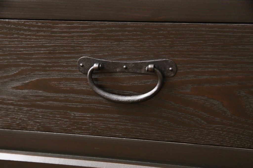 サイドボードを新規製作!内部は棚板2枚を取り付け、引き出しはアンティークの取っ手を使用。全体を濃い茶色で着色仕上げ。(戸棚、収納棚、キャビネット)