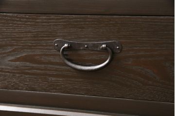 サイドボードを新規製作!内部は棚板2枚を取り付け、引き出しはアンティークの取っ手を使用。全体を濃い茶色で着色仕上げ。(戸棚、収納棚、キャビネット)