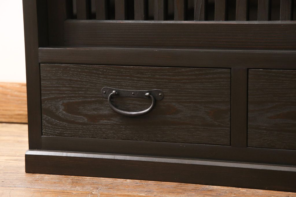 サイドボードを新規製作!内部は棚板2枚を取り付け、引き出しはアンティークの取っ手を使用。全体を濃い茶色で着色仕上げ。(戸棚、収納棚、キャビネット)