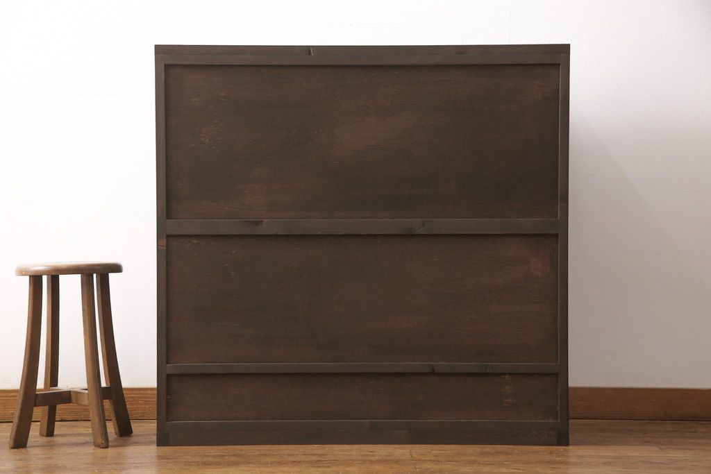 サイドボードを新規製作!内部は棚板2枚を取り付け、引き出しはアンティークの取っ手を使用。全体を濃い茶色で着色仕上げ。(戸棚、収納棚、キャビネット)