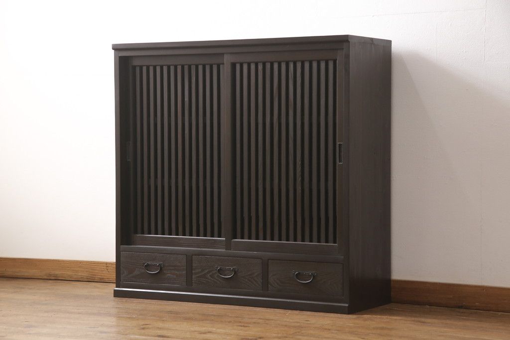 サイドボードを新規製作!内部は棚板を取り付け、引き出し金具にはアンティークの取っ手を使用。全体を濃い茶色で着色仕上げ。(戸棚、収納棚、キャビネット)