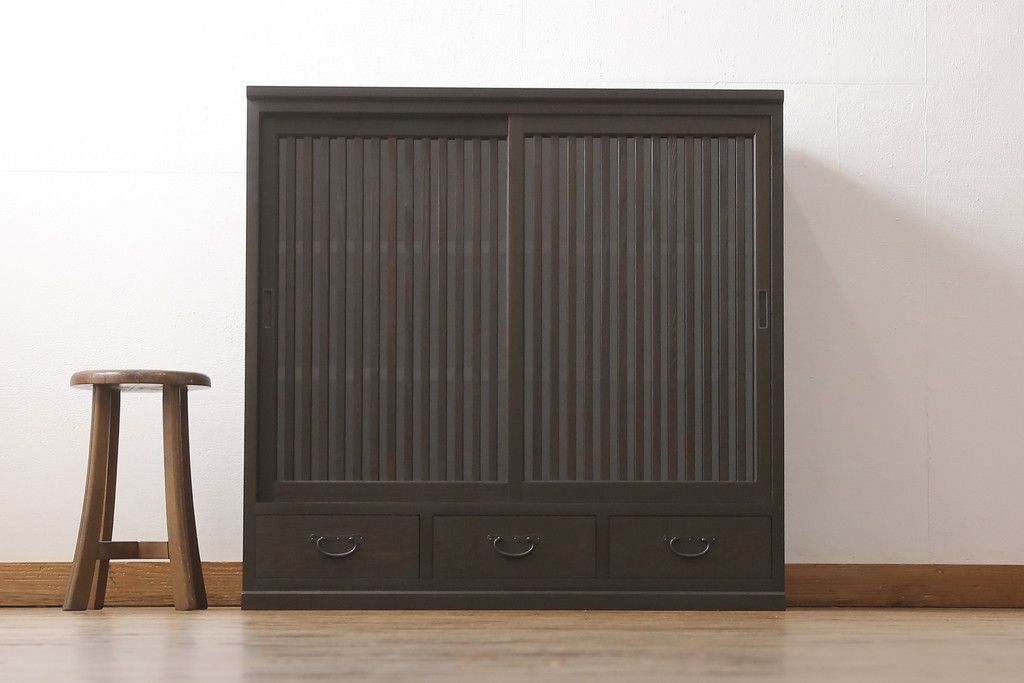 サイドボードを新規製作!内部は棚板を取り付け、引き出し金具にはアンティークの取っ手を使用。全体を濃い茶色で着色仕上げ。(戸棚、収納棚、キャビネット)