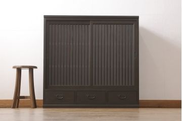 サイドボードを新規製作!内部は棚板を取り付け、引き出し金具にはアンティークの取っ手を使用。全体を濃い茶色で着色仕上げ。(戸棚、収納棚、キャビネット)