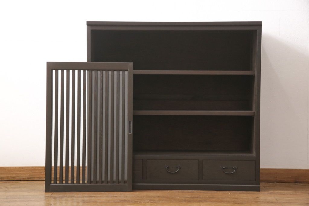 サイドボードを新規製作!内部は棚板を取り付け、引き出し金具にはアンティークの取っ手を使用。全体を濃い茶色で着色仕上げ。(戸棚、収納棚、キャビネット)