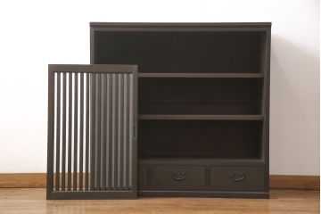 サイドボードを新規製作!内部は棚板を取り付け、引き出し金具にはアンティークの取っ手を使用。全体を濃い茶色で着色仕上げ。(戸棚、収納棚、キャビネット)