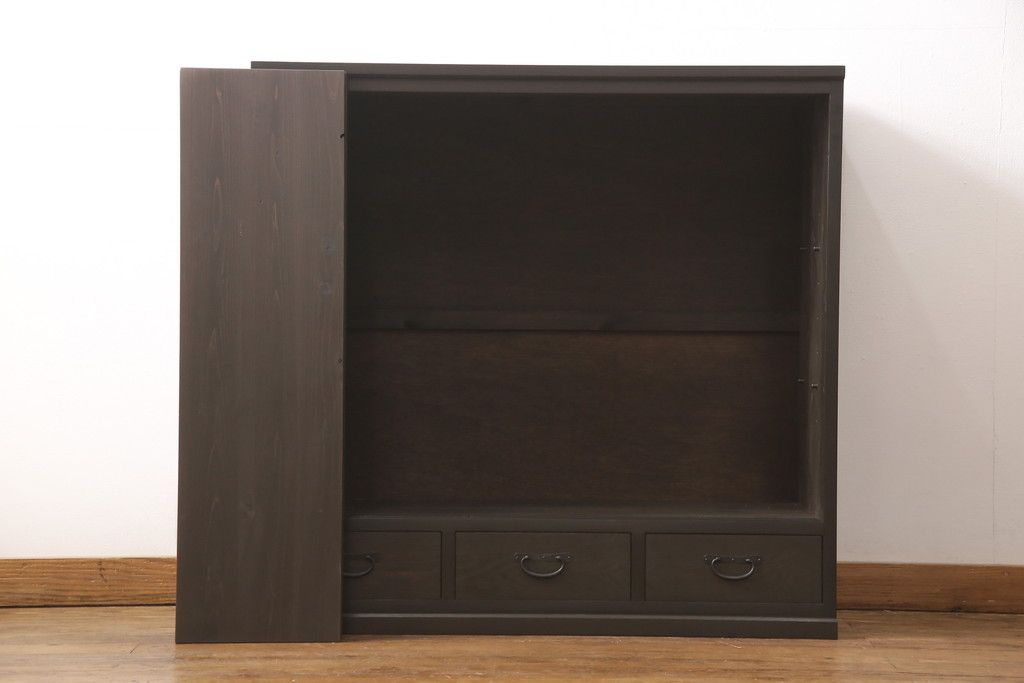 サイドボードを新規製作!内部は棚板を取り付け、引き出し金具にはアンティークの取っ手を使用。全体を濃い茶色で着色仕上げ。(戸棚、収納棚、キャビネット)