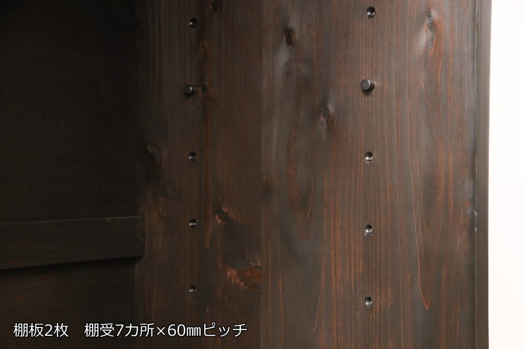 サイドボードを新規製作!内部は棚板を取り付け、引き出し金具にはアンティークの取っ手を使用。全体を濃い茶色で着色仕上げ。(戸棚、収納棚、キャビネット)