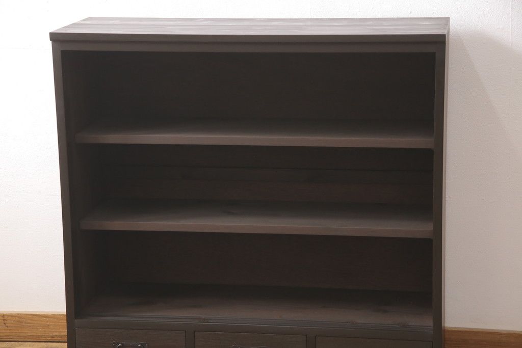 サイドボードを新規製作!内部は棚板を取り付け、引き出し金具にはアンティークの取っ手を使用。全体を濃い茶色で着色仕上げ。(戸棚、収納棚、キャビネット)