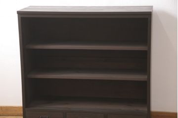 サイドボードを新規製作!内部は棚板を取り付け、引き出し金具にはアンティークの取っ手を使用。全体を濃い茶色で着色仕上げ。(戸棚、収納棚、キャビネット)