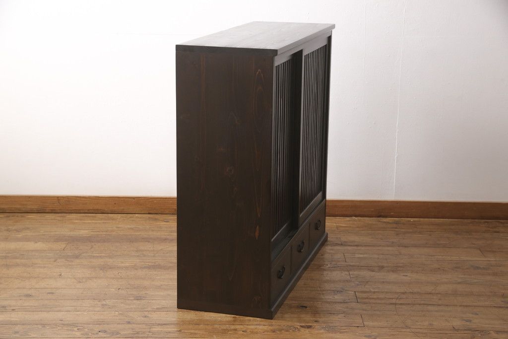 サイドボードを新規製作!内部は棚板を取り付け、引き出し金具にはアンティークの取っ手を使用。全体を濃い茶色で着色仕上げ。(戸棚、収納棚、キャビネット)