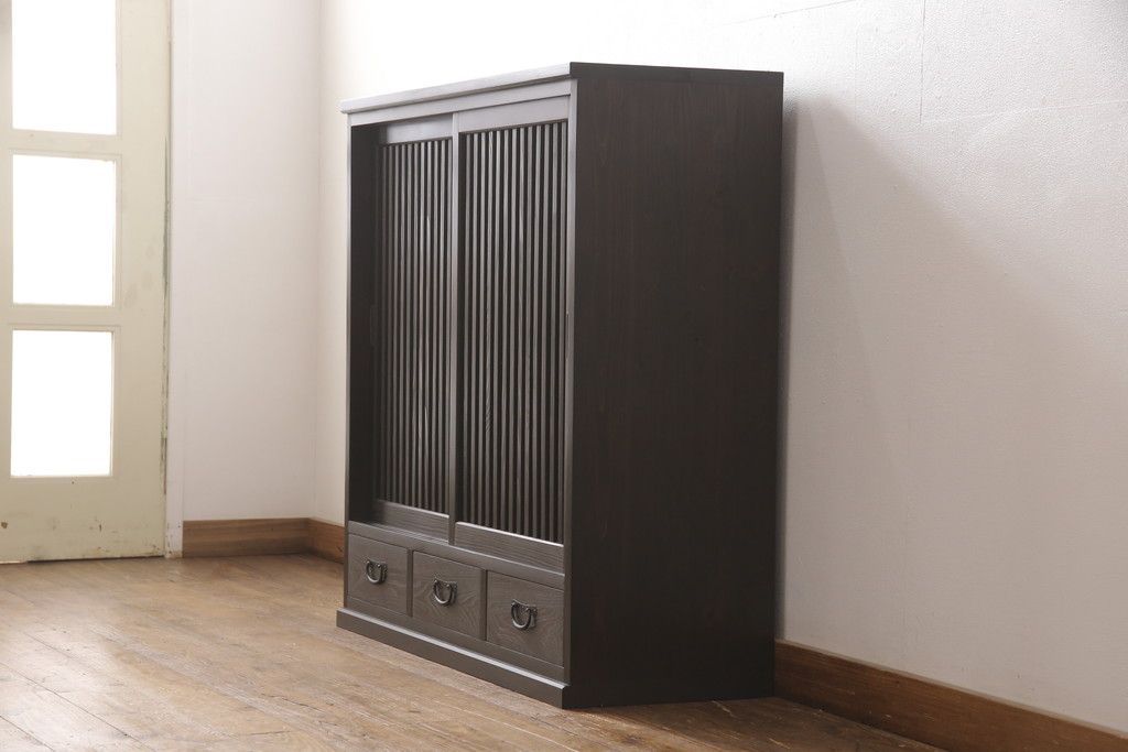 サイドボードを新規製作!内部は棚板を取り付け、引き出し金具にはアンティークの取っ手を使用。全体を濃い茶色で着色仕上げ。(戸棚、収納棚、キャビネット)