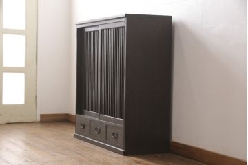 サイドボードを新規製作!内部は棚板を取り付け、引き出し金具にはアンティークの取っ手を使用。全体を濃い茶色で着色仕上げ。(戸棚、収納棚、キャビネット)