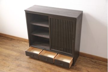 サイドボードを新規製作!内部は棚板を取り付け、引き出し金具にはアンティークの取っ手を使用。全体を濃い茶色で着色仕上げ。(戸棚、収納棚、キャビネット)