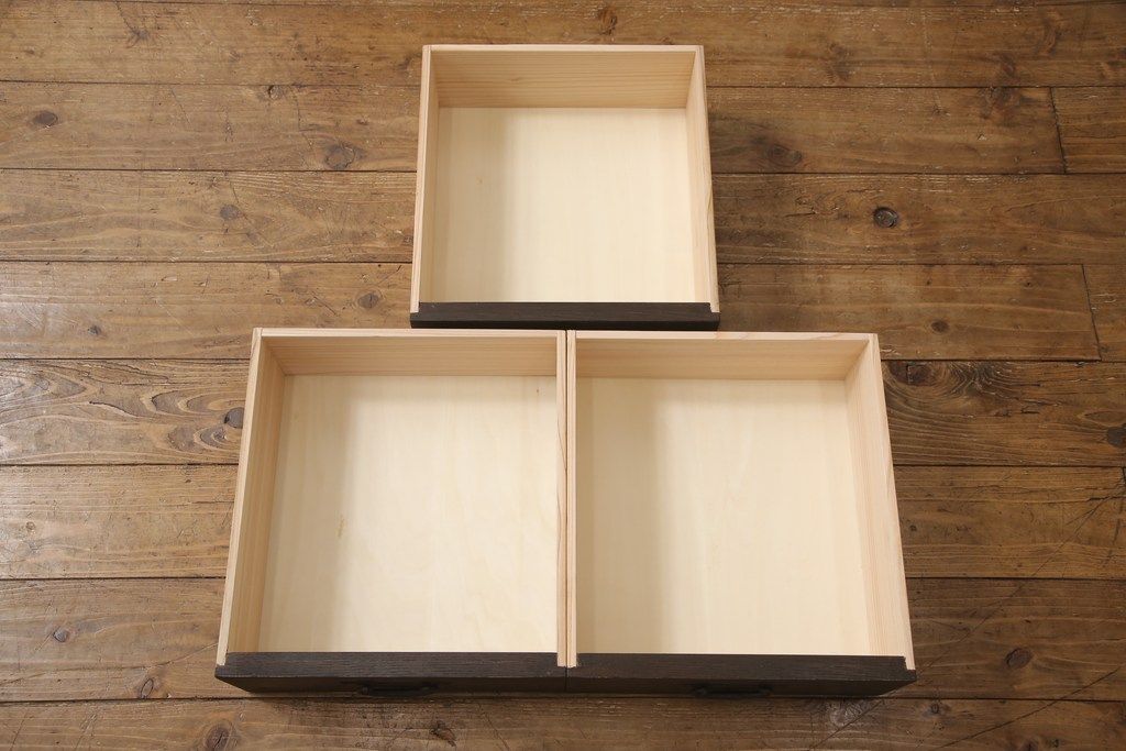 サイドボードを新規製作!内部は棚板を取り付け、引き出し金具にはアンティークの取っ手を使用。全体を濃い茶色で着色仕上げ。(戸棚、収納棚、キャビネット)