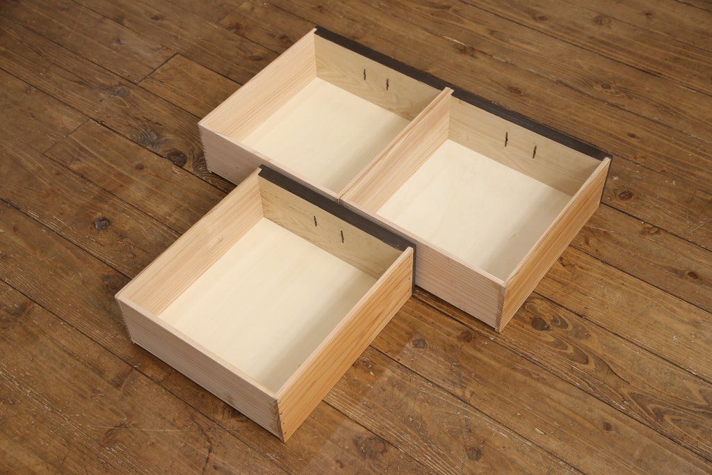 サイドボードを新規製作!内部は棚板を取り付け、引き出し金具にはアンティークの取っ手を使用。全体を濃い茶色で着色仕上げ。(戸棚、収納棚、キャビネット)