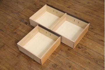 サイドボードを新規製作!内部は棚板を取り付け、引き出し金具にはアンティークの取っ手を使用。全体を濃い茶色で着色仕上げ。(戸棚、収納棚、キャビネット)