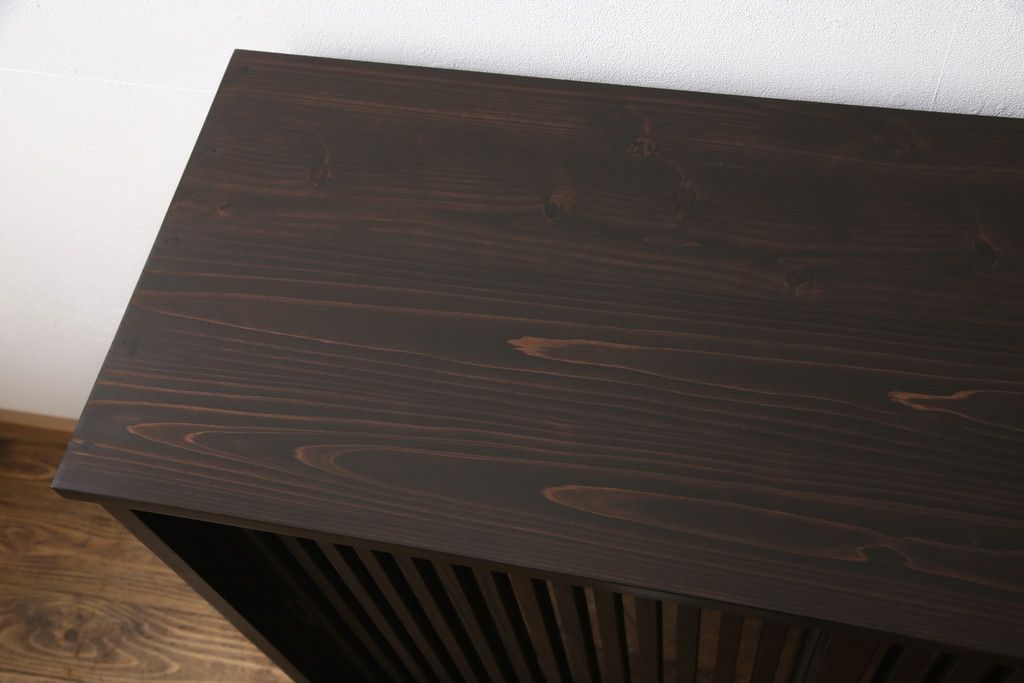 サイドボードを新規製作!内部は棚板を取り付け、引き出し金具にはアンティークの取っ手を使用。全体を濃い茶色で着色仕上げ。(戸棚、収納棚、キャビネット)